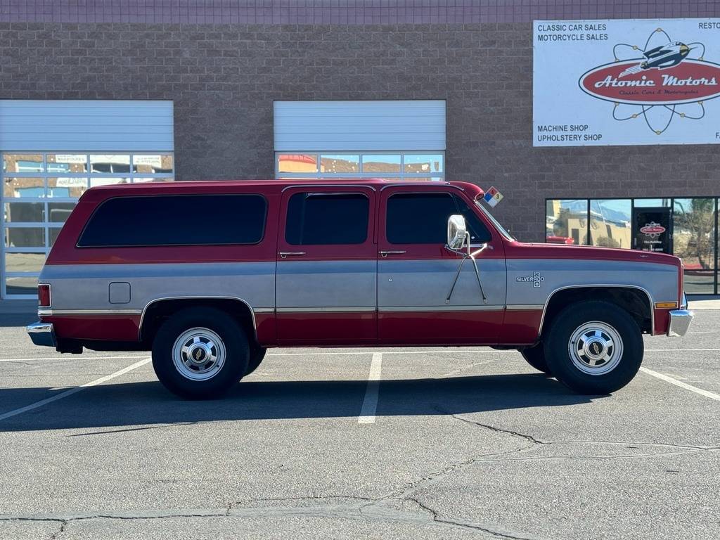 Chevrolet-Suburban-1984-red-5