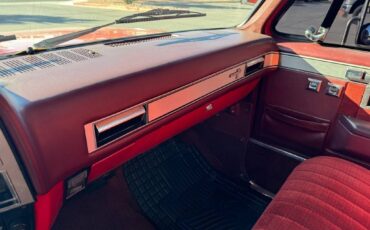 Chevrolet-Suburban-1984-red-7
