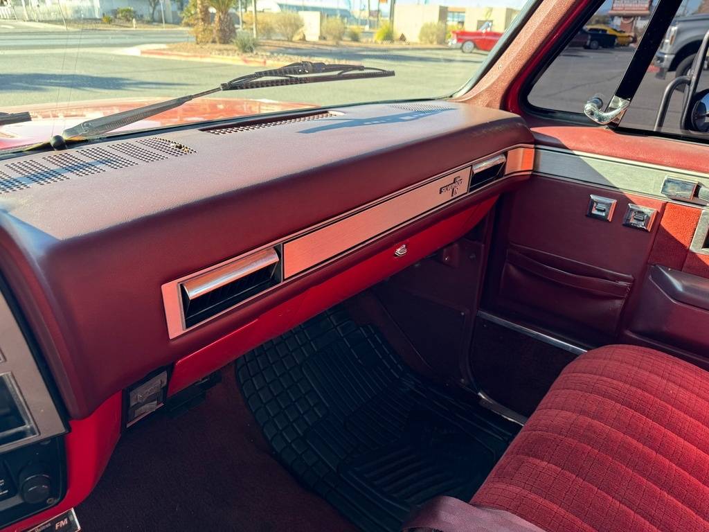 Chevrolet-Suburban-1984-red-7