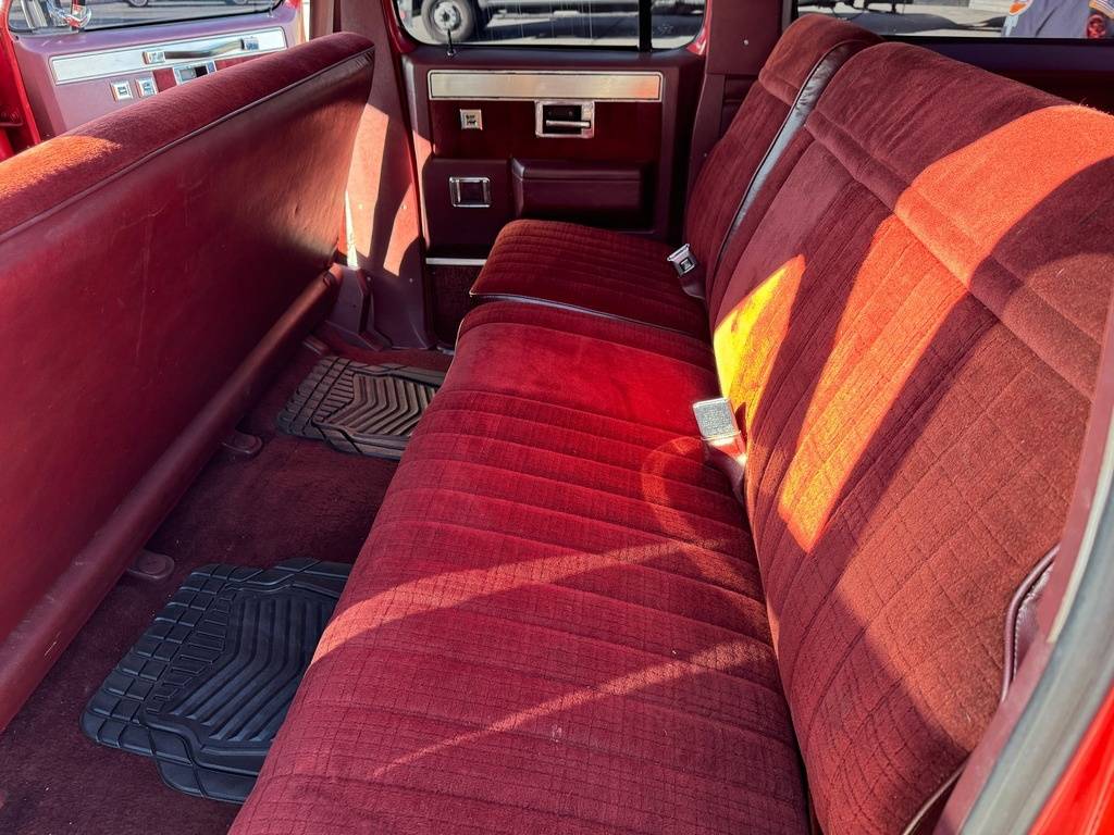 Chevrolet-Suburban-1984-red-8