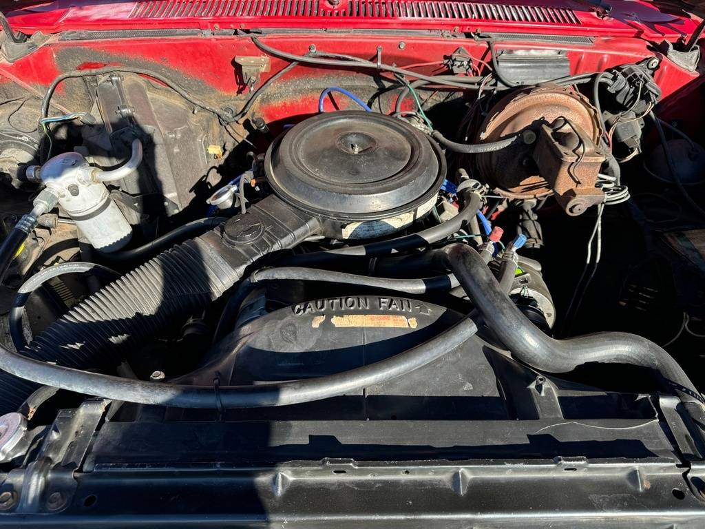 Chevrolet-Suburban-1984-red-9