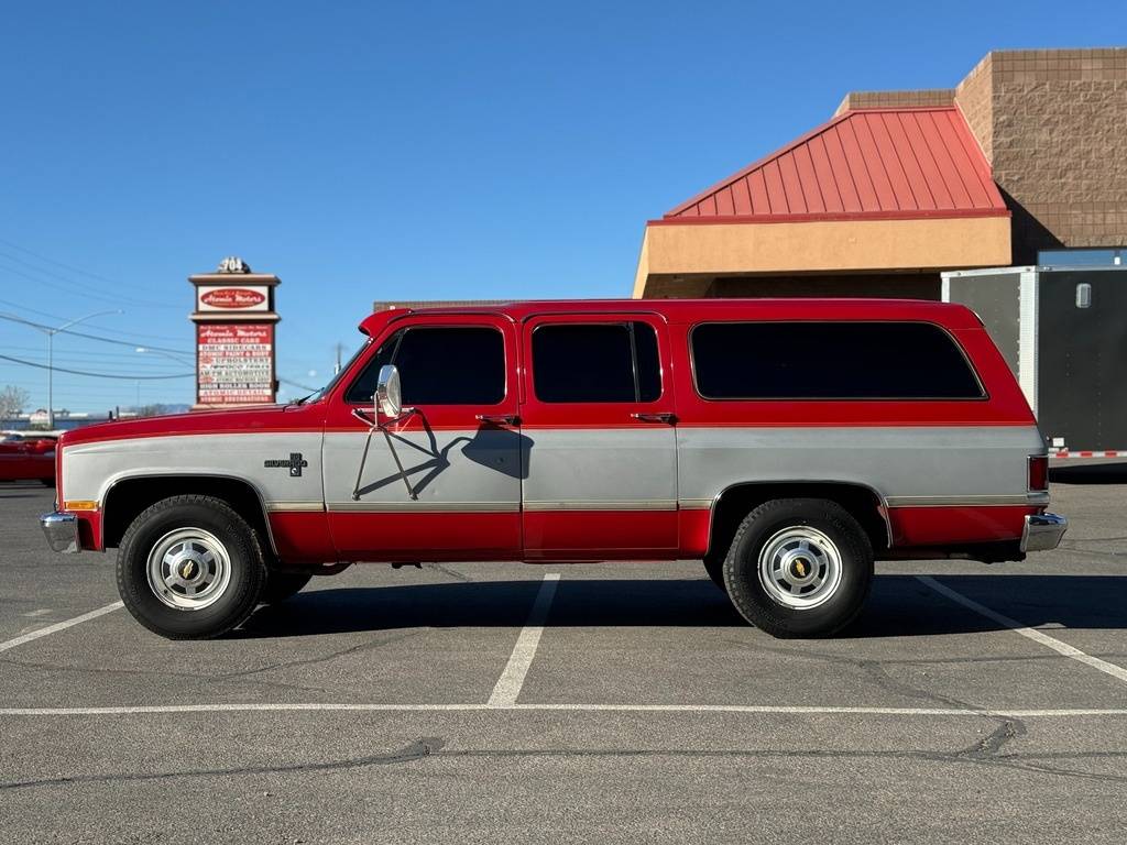Chevrolet Suburban  1984 red