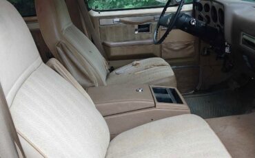 Chevrolet-Suburban-1985-12