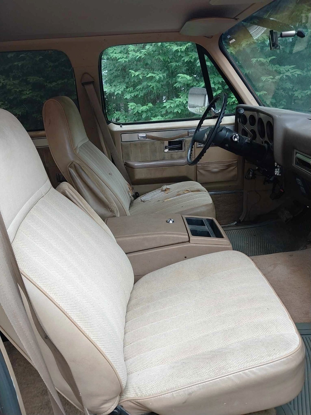 Chevrolet-Suburban-1985-12
