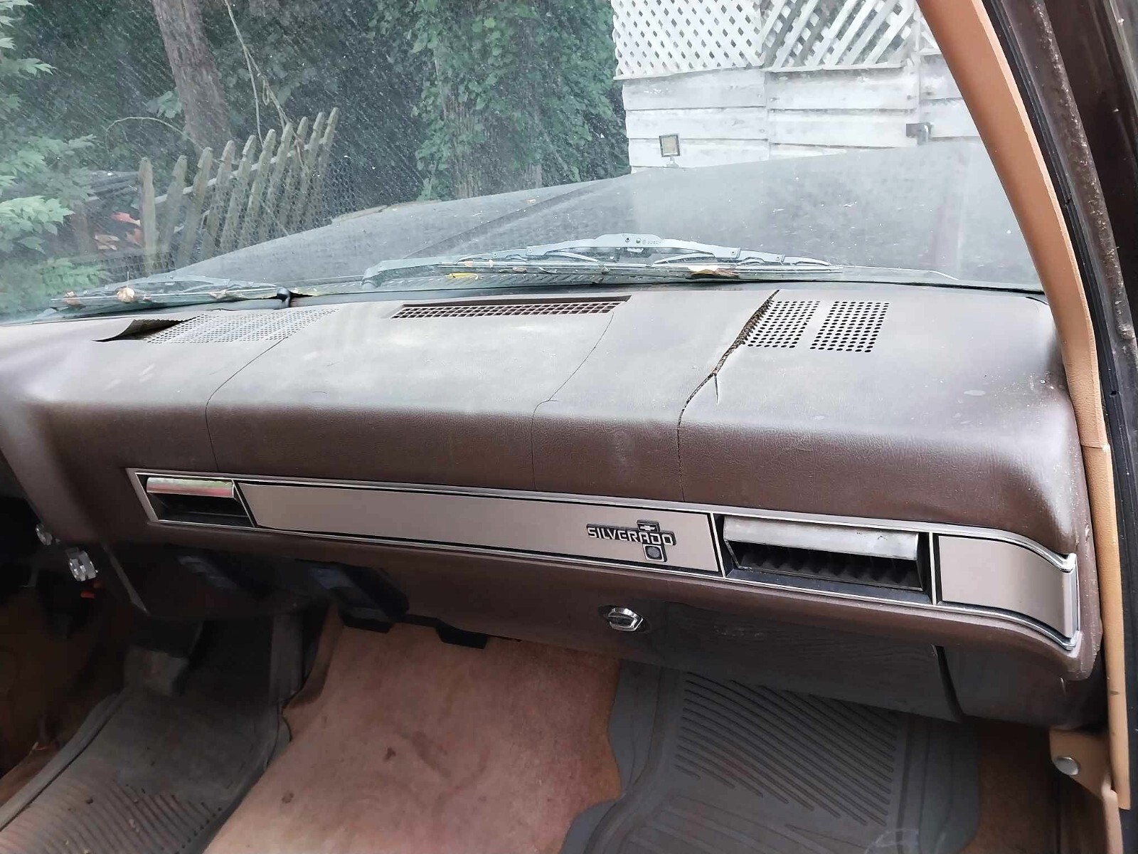 Chevrolet-Suburban-1985-13