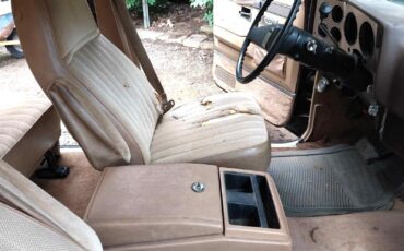 Chevrolet-Suburban-1985-14