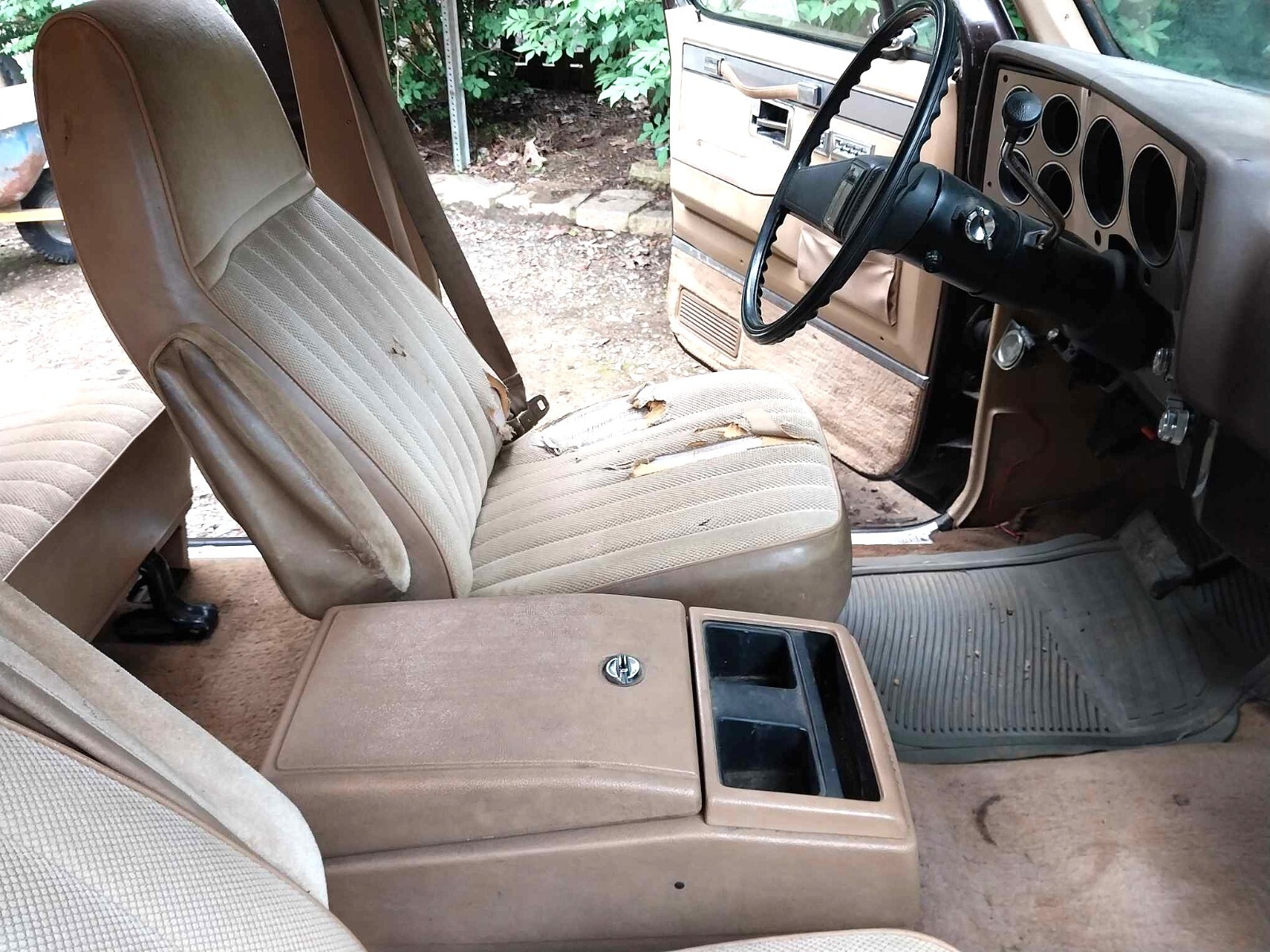 Chevrolet-Suburban-1985-14