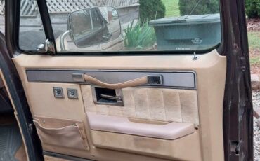 Chevrolet-Suburban-1985-15