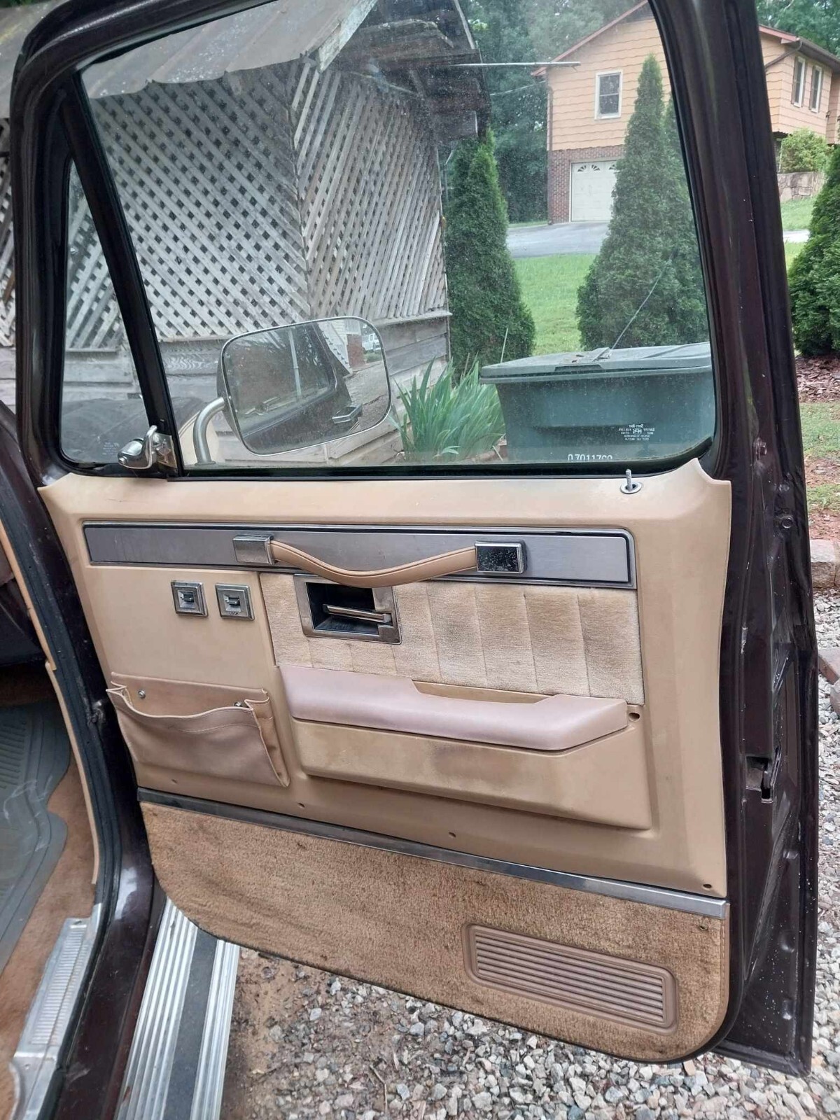 Chevrolet-Suburban-1985-15