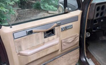Chevrolet-Suburban-1985-16