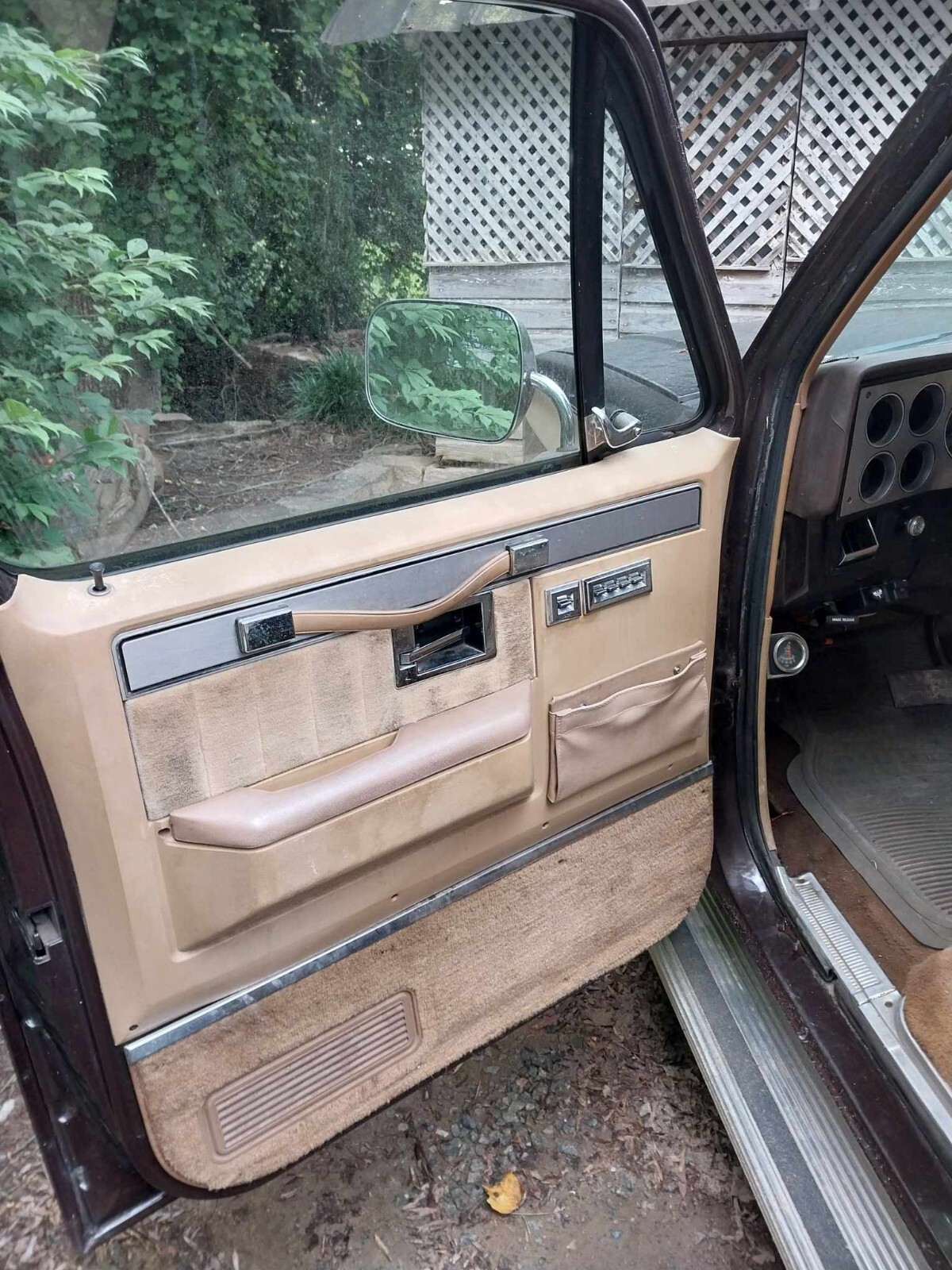 Chevrolet-Suburban-1985-16