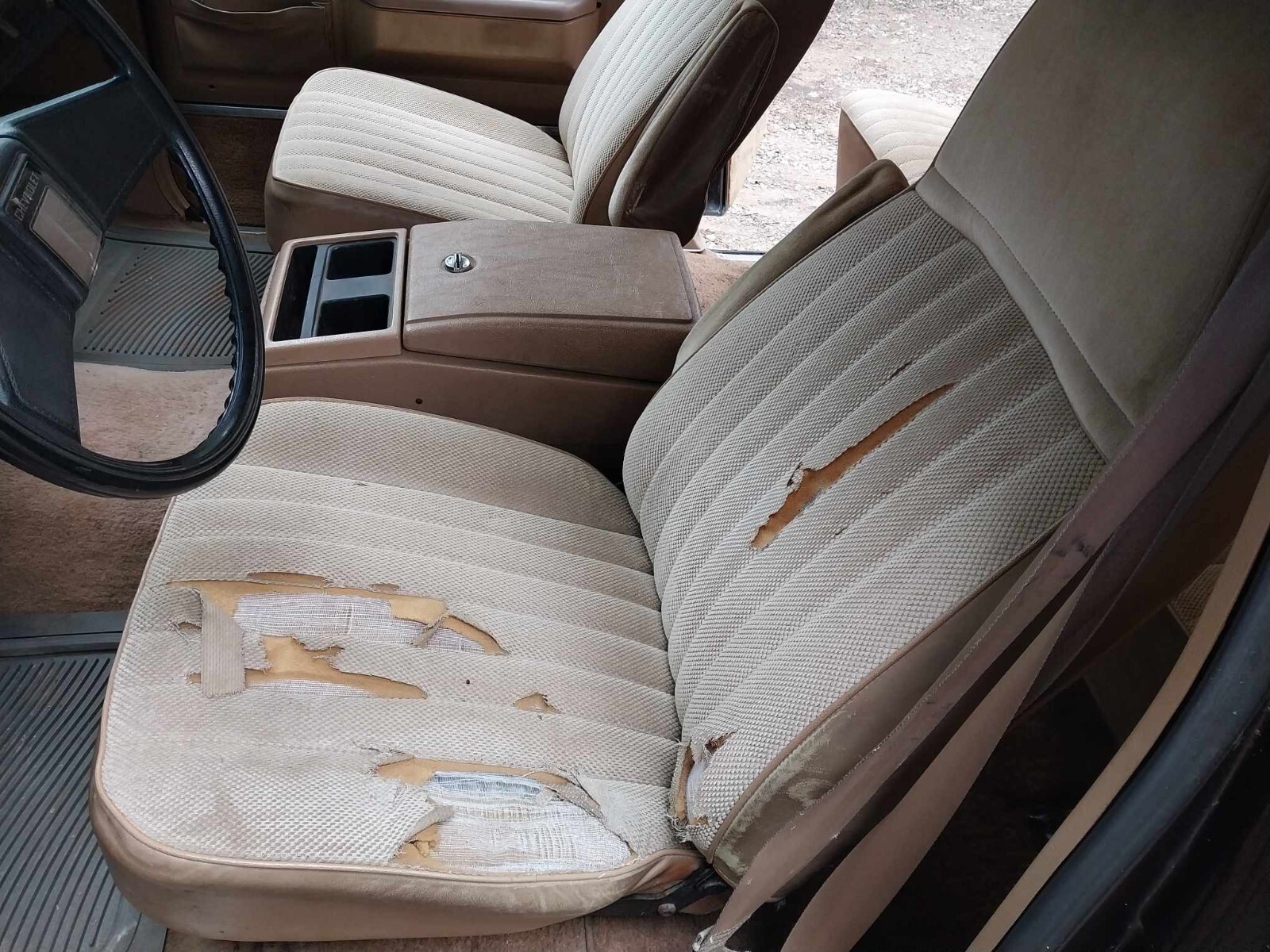 Chevrolet-Suburban-1985-17