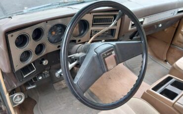 Chevrolet-Suburban-1985-18