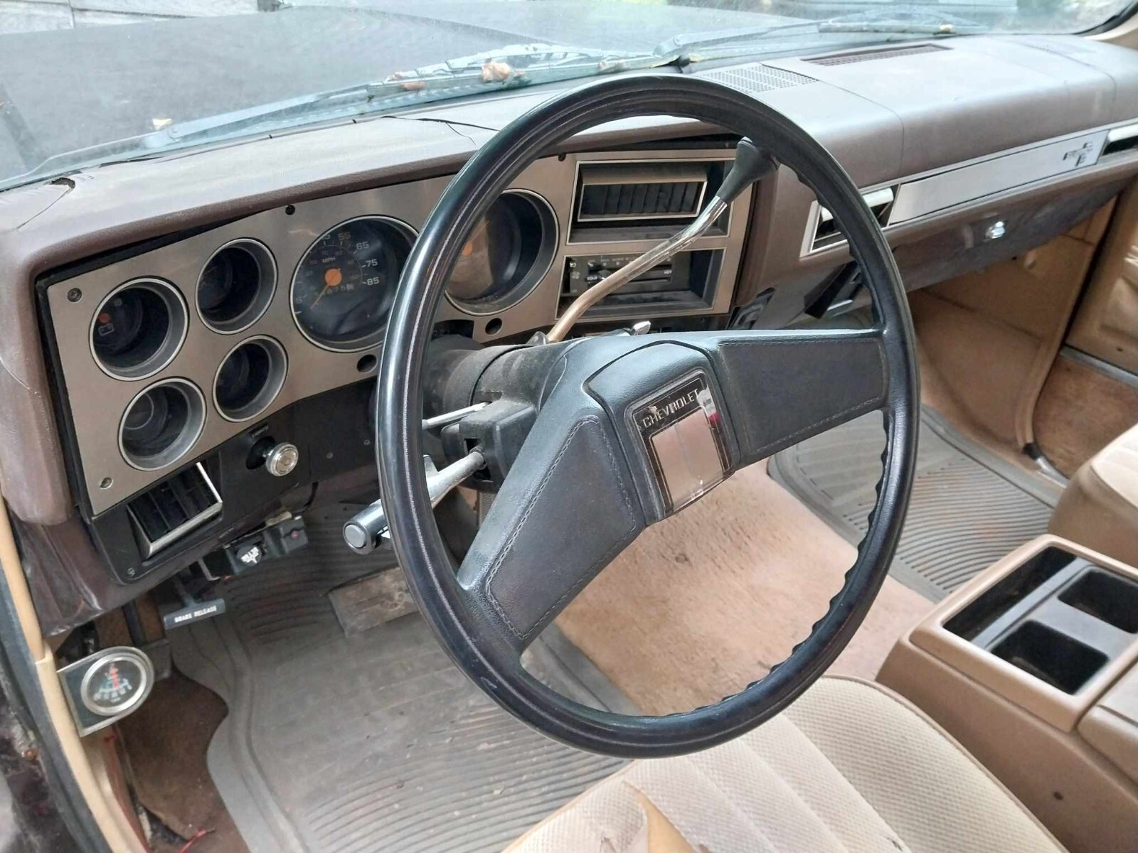 Chevrolet-Suburban-1985-18