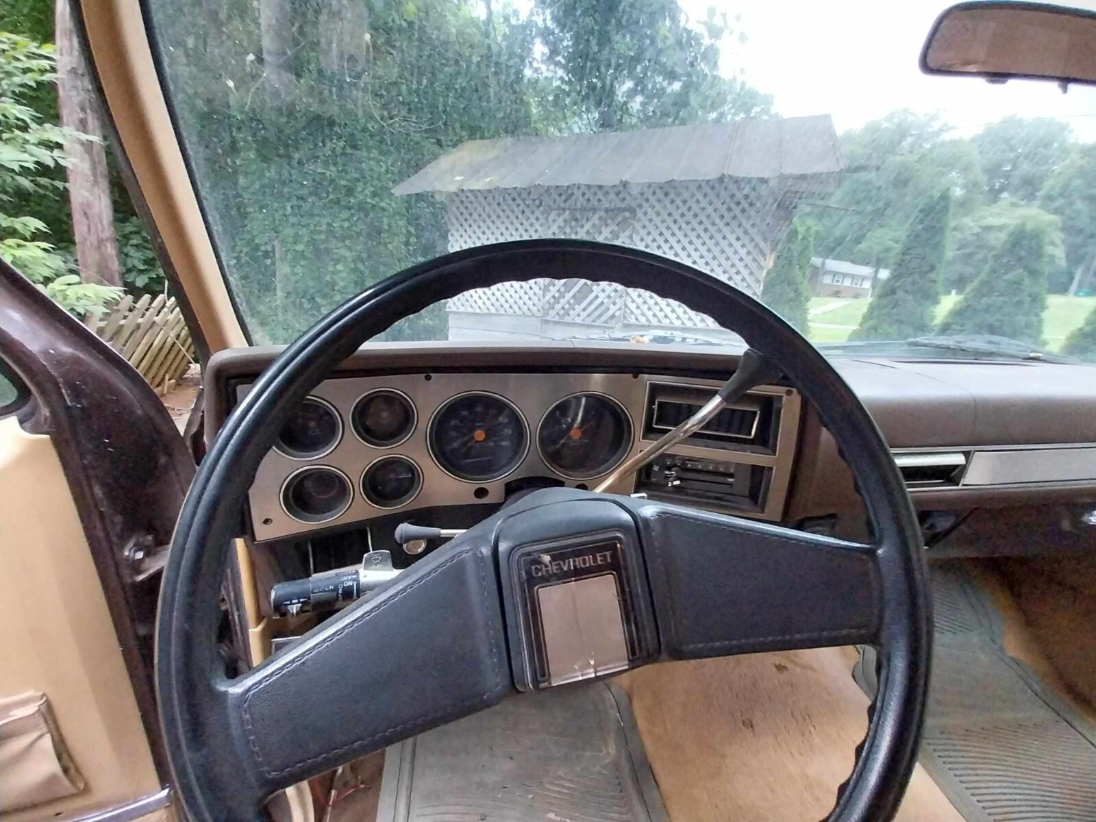 Chevrolet-Suburban-1985-19