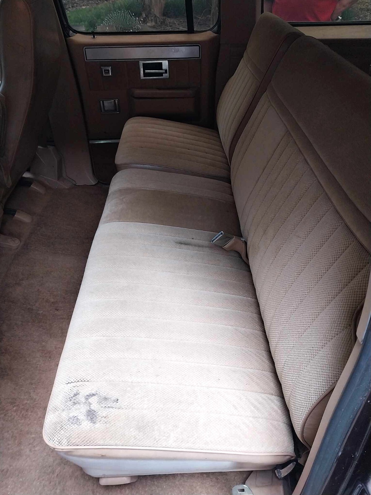 Chevrolet-Suburban-1985-21