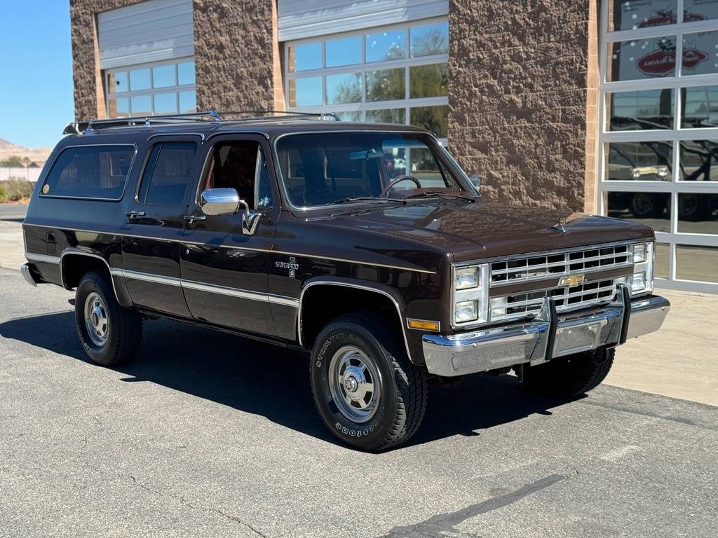 Chevrolet-Suburban-1985-brown-1