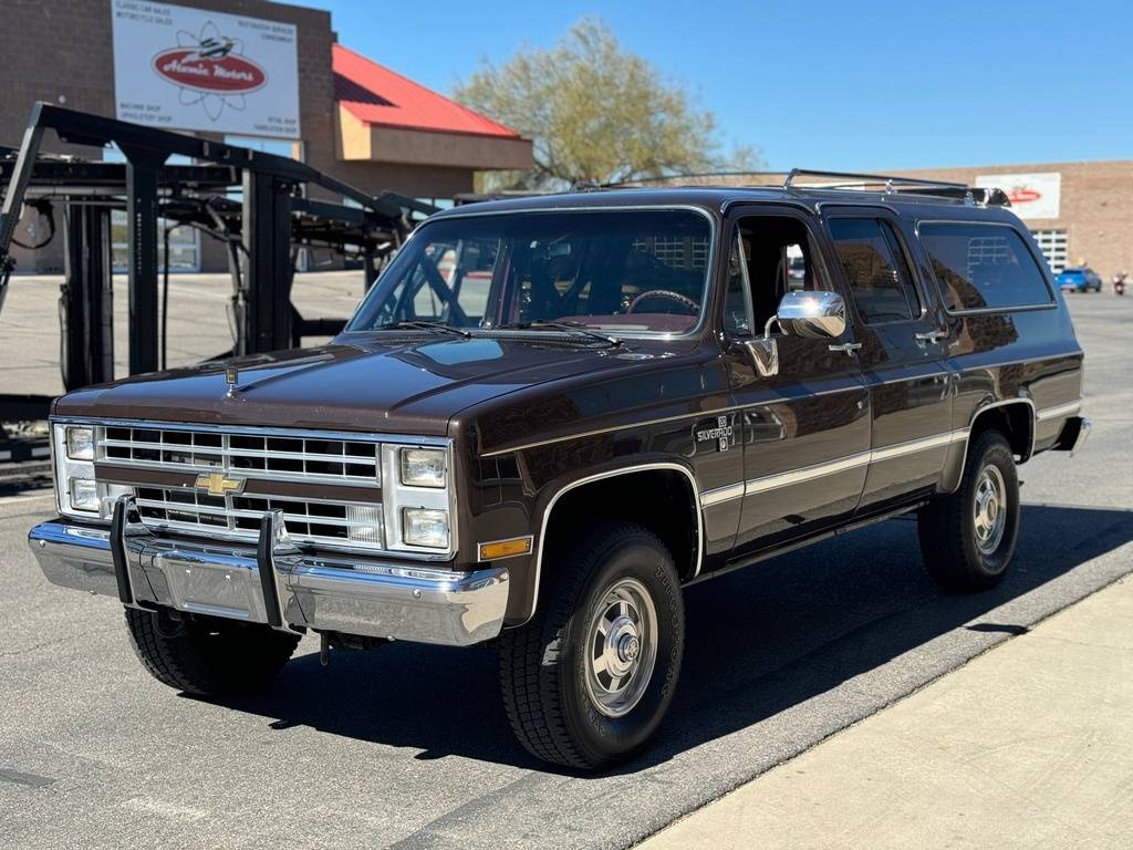 Chevrolet-Suburban-1985-brown-10