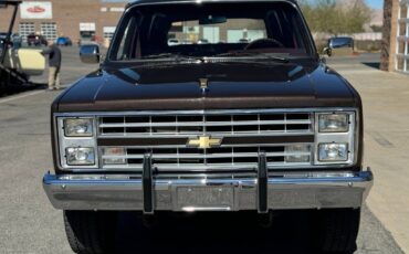Chevrolet-Suburban-1985-brown-11