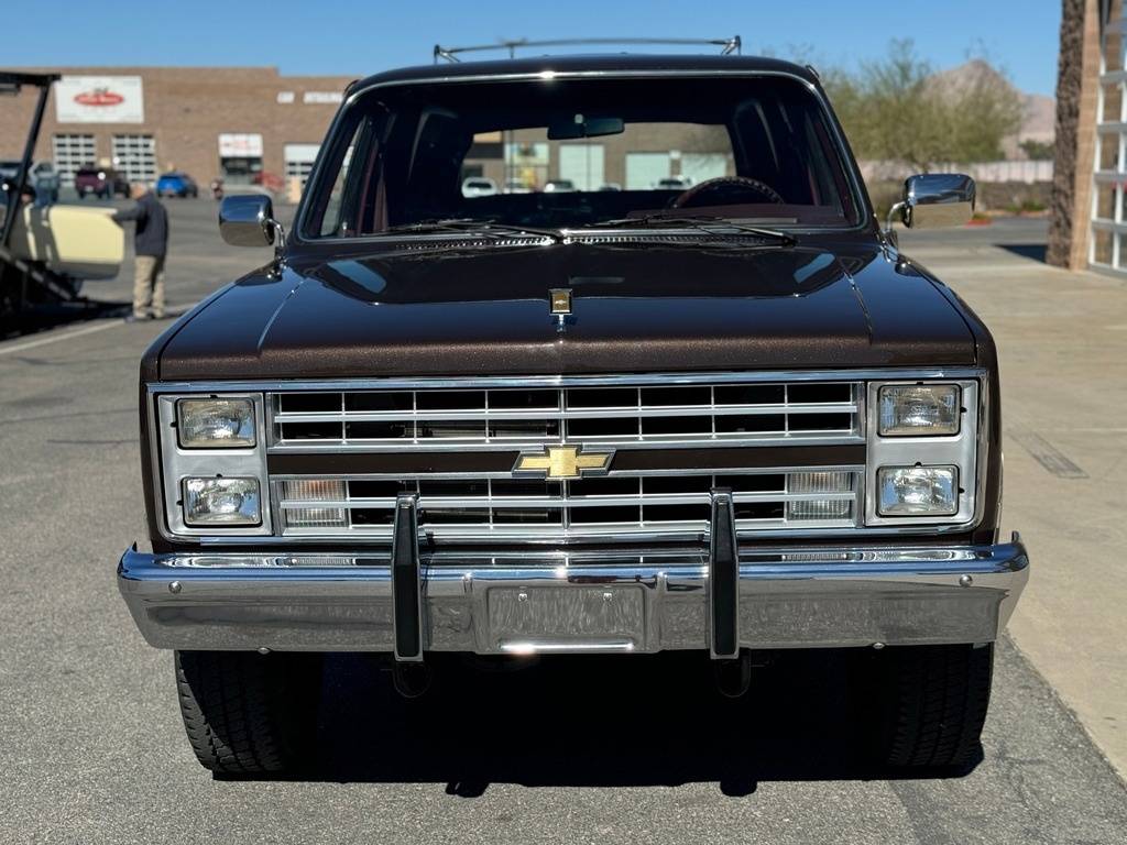 Chevrolet-Suburban-1985-brown-11