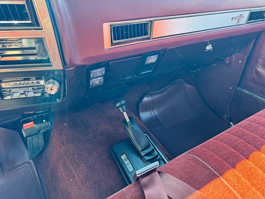 Chevrolet-Suburban-1985-brown-15