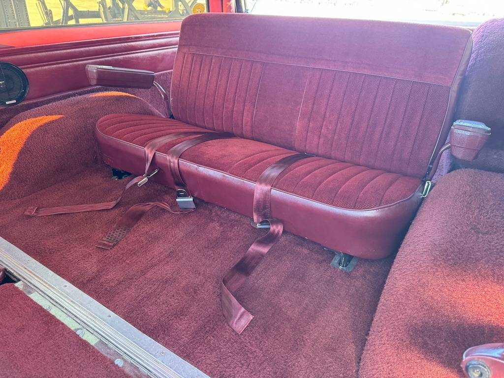 Chevrolet-Suburban-1985-brown-17