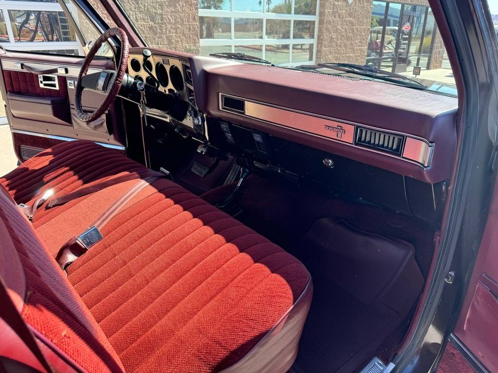 Chevrolet-Suburban-1985-brown-18