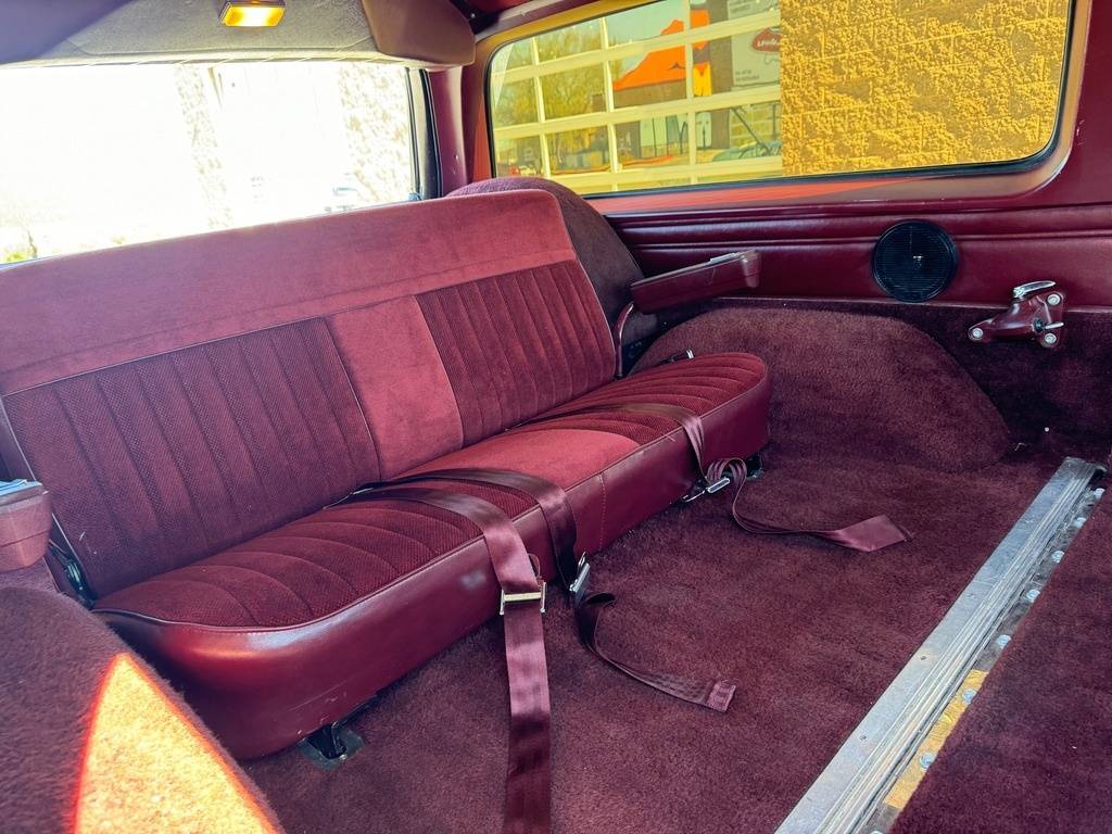 Chevrolet-Suburban-1985-brown-19