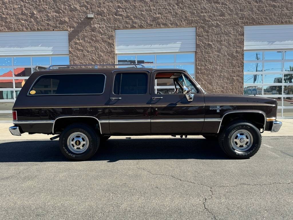 Chevrolet-Suburban-1985-brown-2