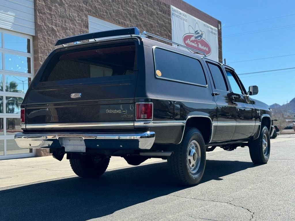 Chevrolet-Suburban-1985-brown-3