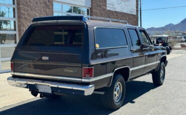 Chevrolet-Suburban-1985-brown-4