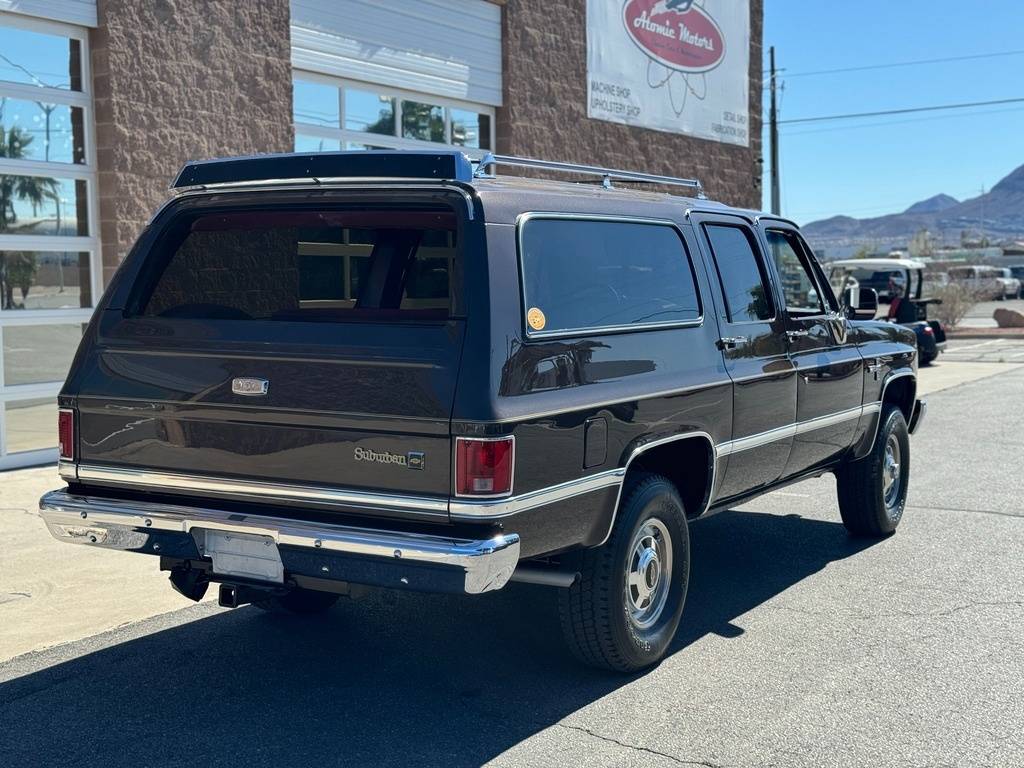 Chevrolet-Suburban-1985-brown-4
