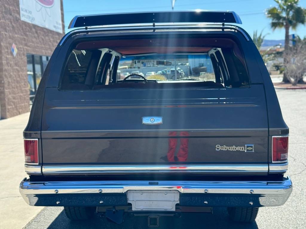 Chevrolet-Suburban-1985-brown-5