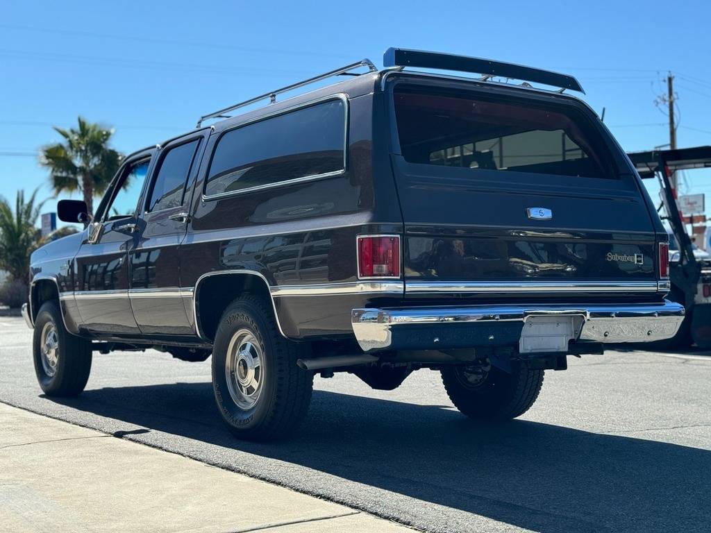 Chevrolet-Suburban-1985-brown-6