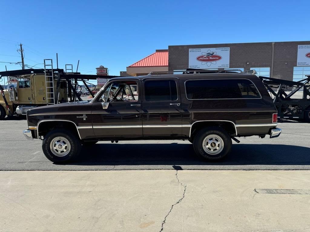Chevrolet-Suburban-1985-brown-8