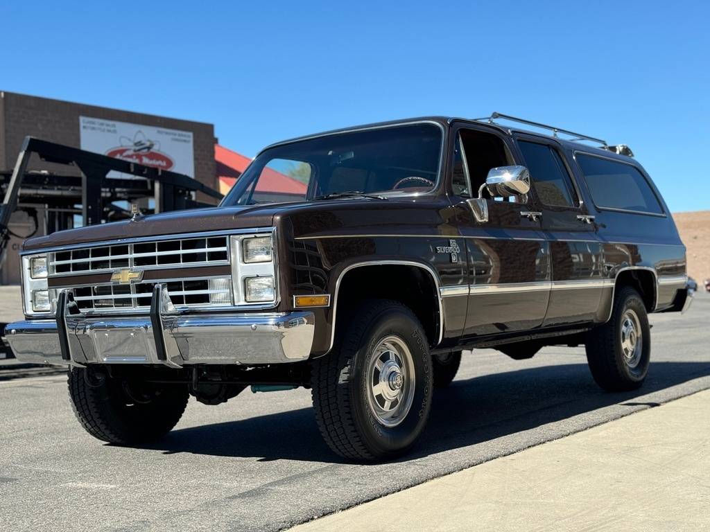 Chevrolet-Suburban-1985-brown-9