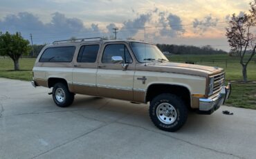 Chevrolet-Suburban-1988-SUV-1