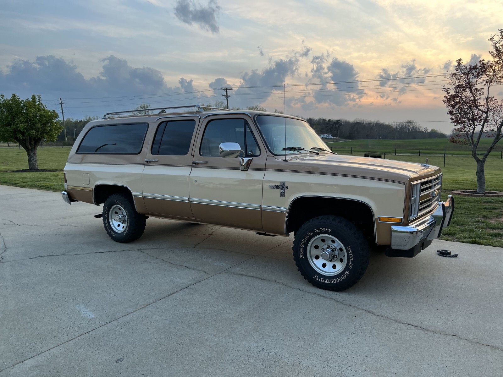 Chevrolet-Suburban-1988-SUV-1