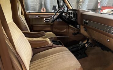 Chevrolet-Suburban-1988-SUV-10