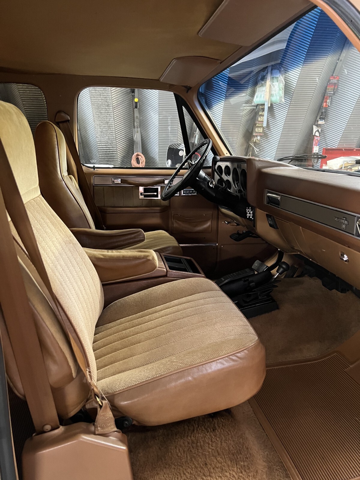Chevrolet-Suburban-1988-SUV-10