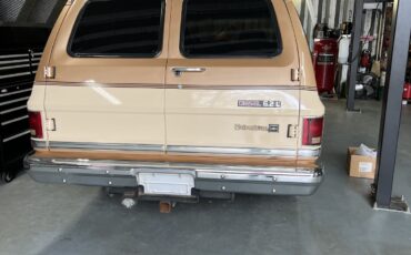 Chevrolet-Suburban-1988-SUV-13