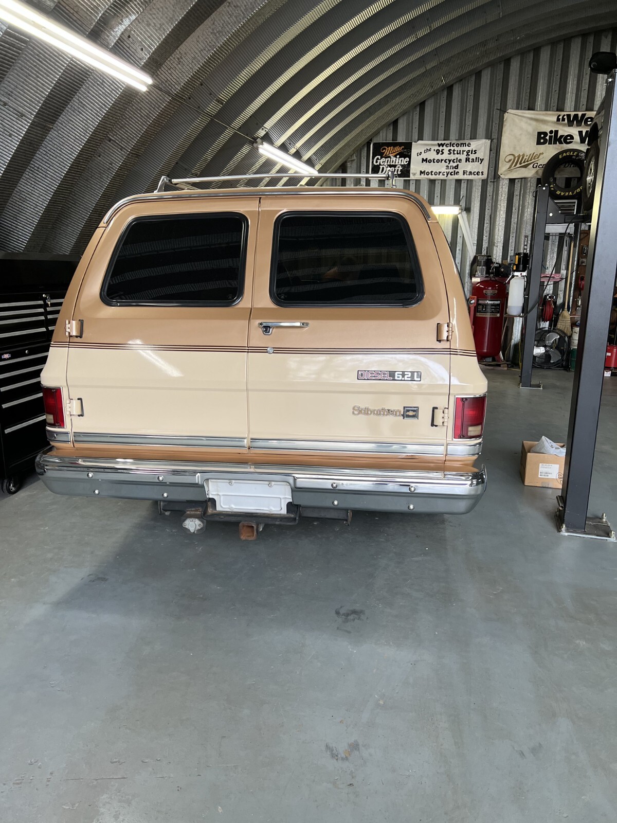 Chevrolet-Suburban-1988-SUV-13