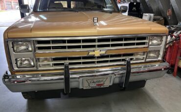 Chevrolet-Suburban-1988-SUV-14