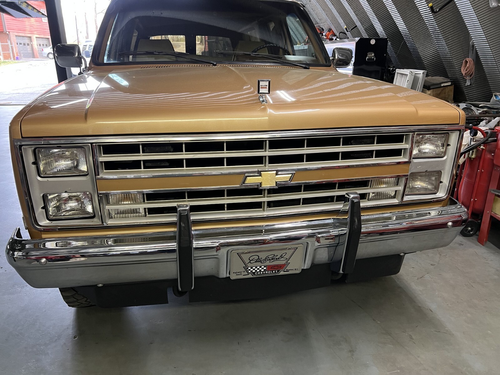 Chevrolet-Suburban-1988-SUV-14