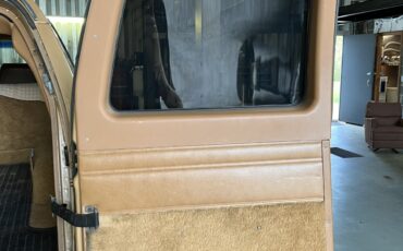 Chevrolet-Suburban-1988-SUV-16