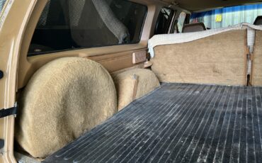 Chevrolet-Suburban-1988-SUV-18