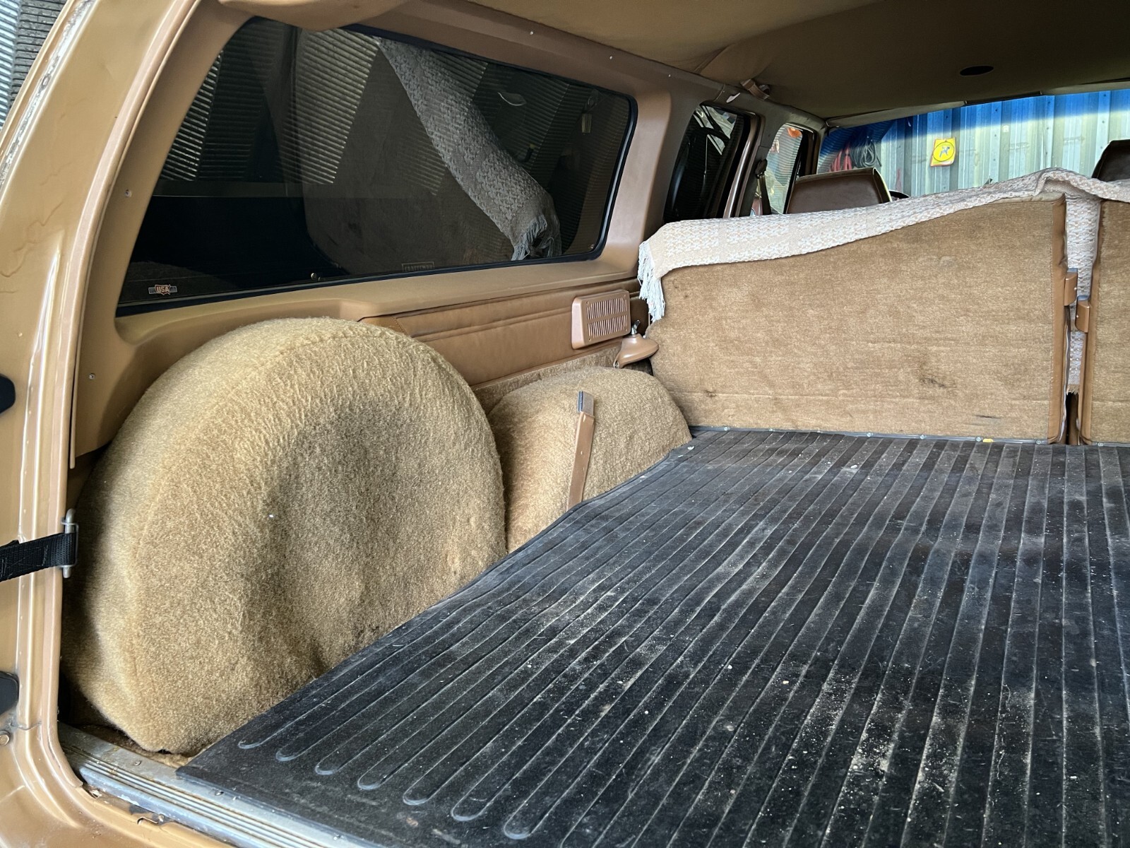 Chevrolet-Suburban-1988-SUV-18