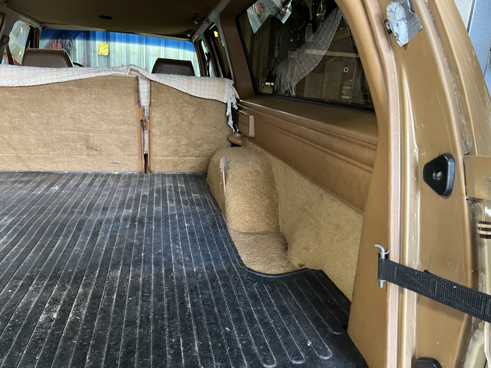 Chevrolet-Suburban-1988-SUV-19