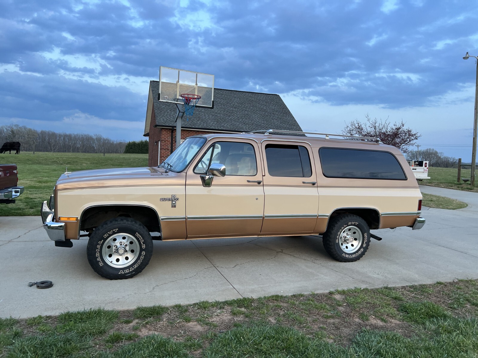 Chevrolet-Suburban-1988-SUV-2