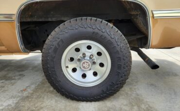 Chevrolet-Suburban-1988-SUV-21